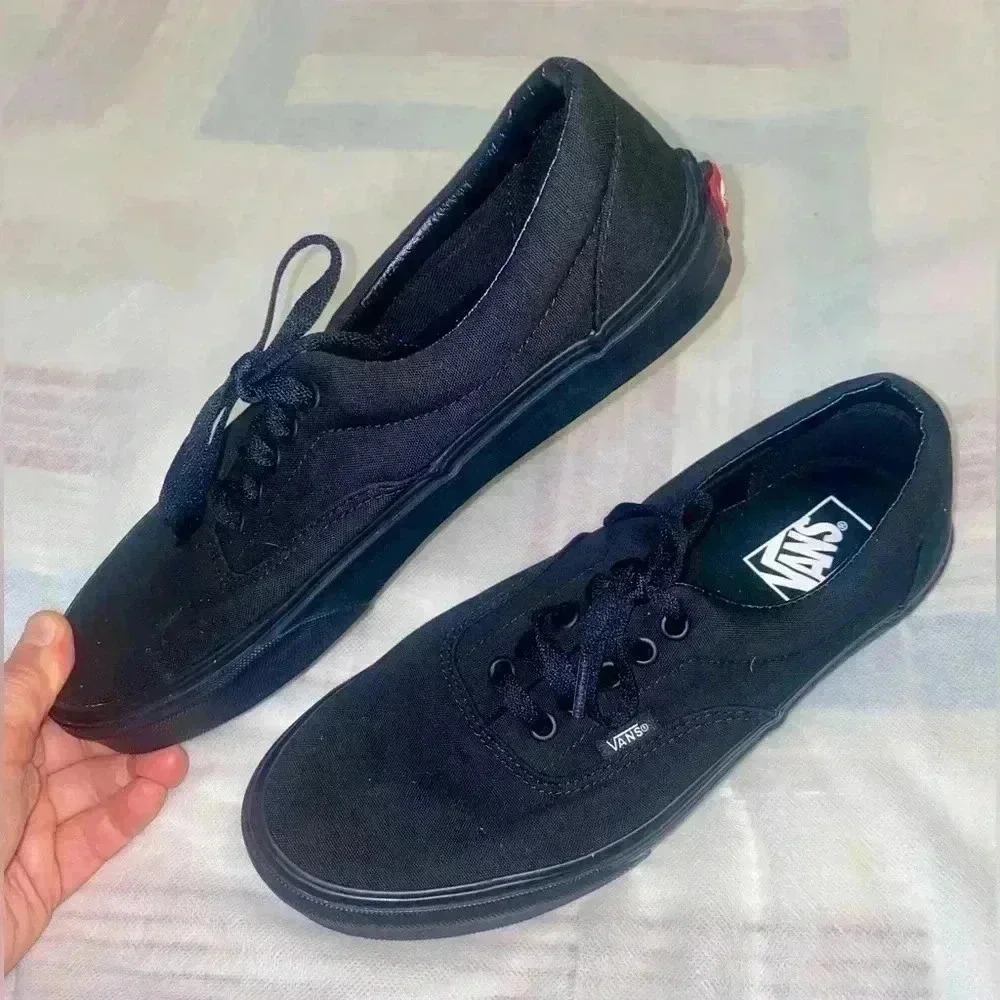 Vans shoes 👟.  Unisex
